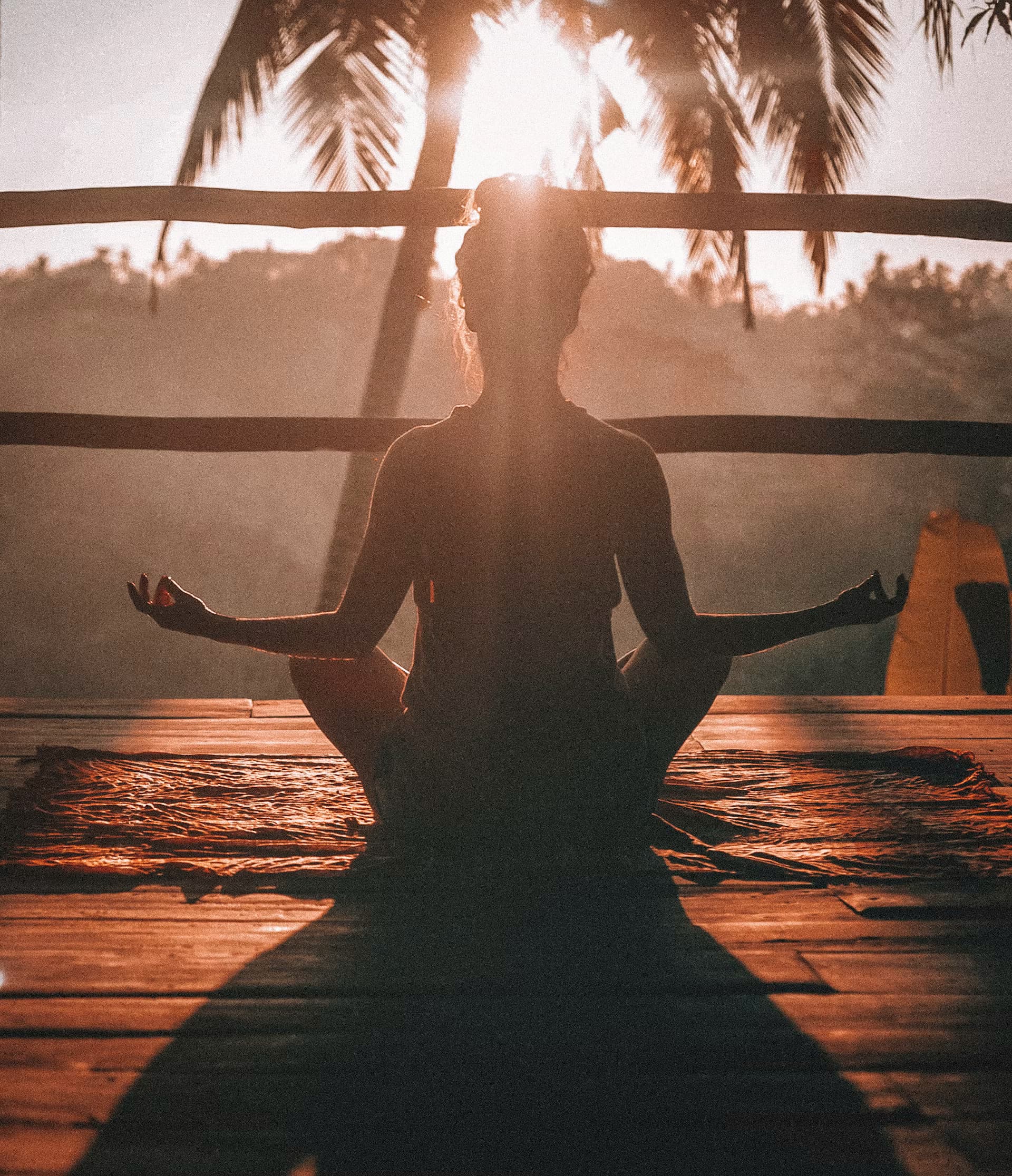 Persona iniciando su práctica de mindfulness con calma