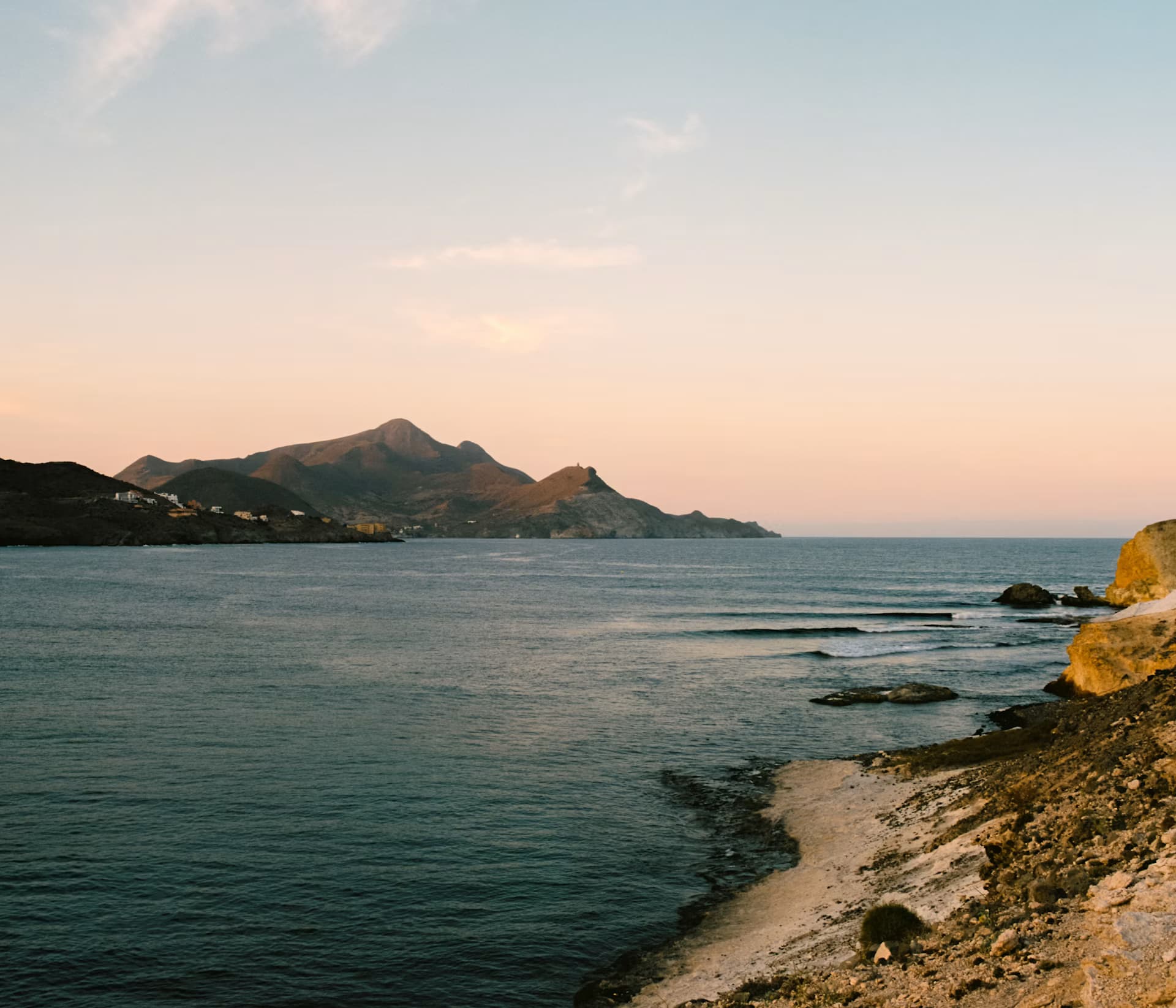 Grupo practicando mindfulness presencial guiado por un instructor en Almería