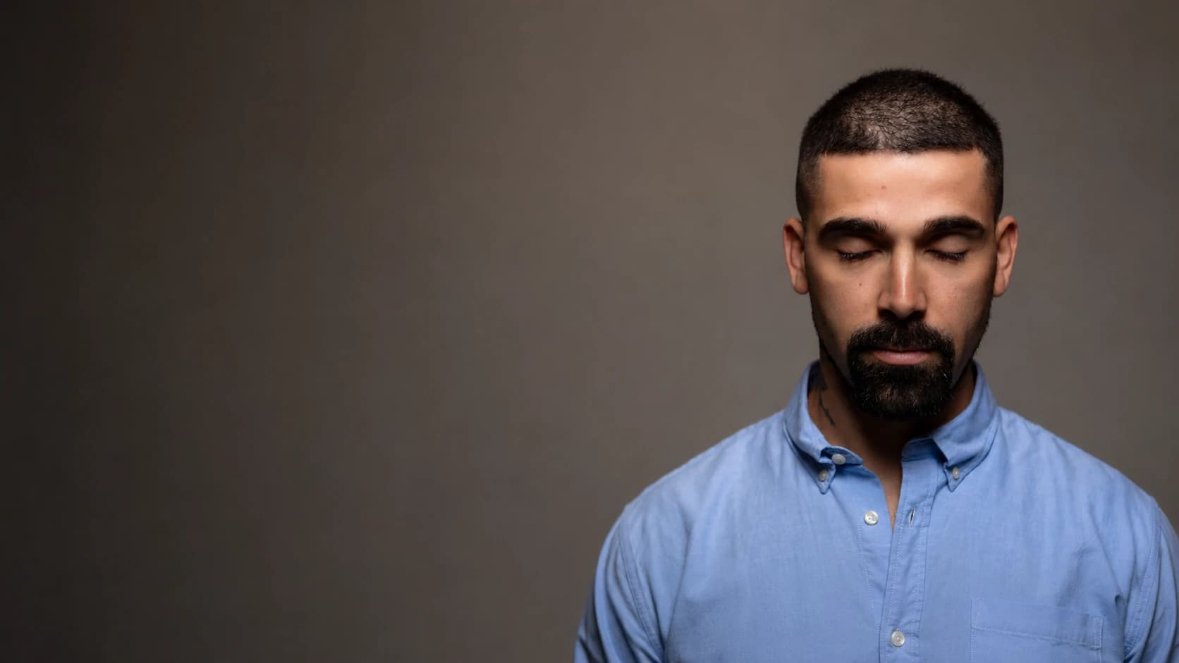 Persona practicando mindfulness en calma, la ciencia de estar presente