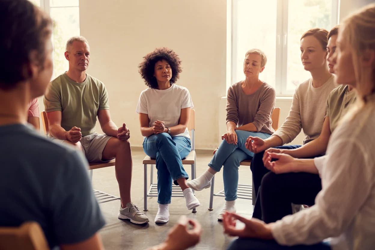 Grupo de personas practicando mindfulness presencial en Almería